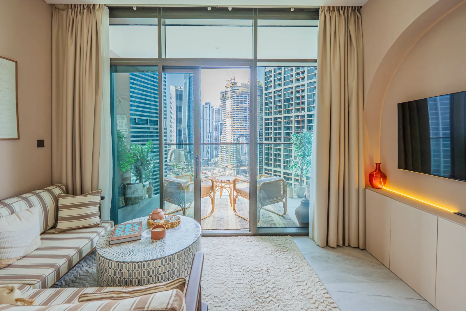 Luxurious Studio, Burj Khalifa View, Prime Location — 2